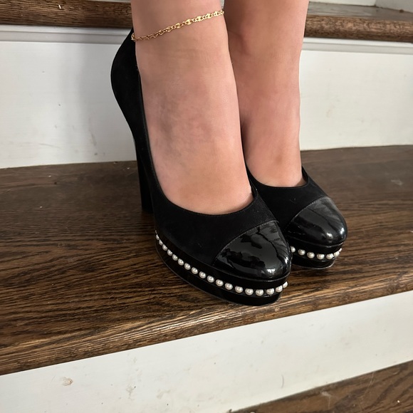 CHANEL Black Pumps With Pearls - Picture 3 of 9